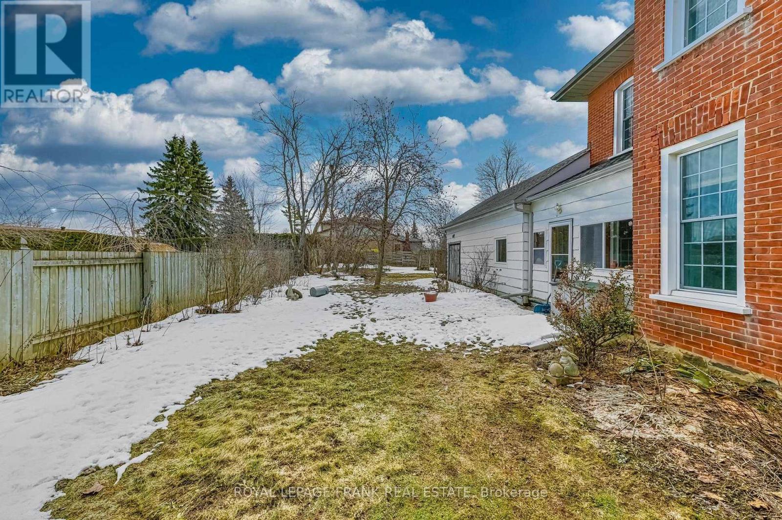 












865 PARKHILL ROAD W

,
Peterborough (Monaghan Ward 2),




Ontario
K9J6P2


