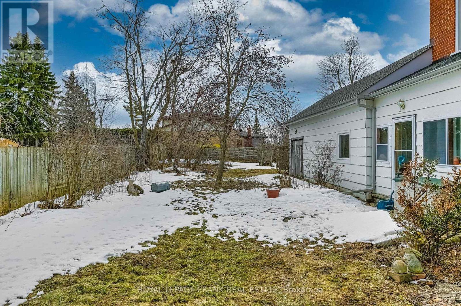 












865 PARKHILL ROAD W

,
Peterborough (Monaghan Ward 2),




Ontario
K9J6P2


