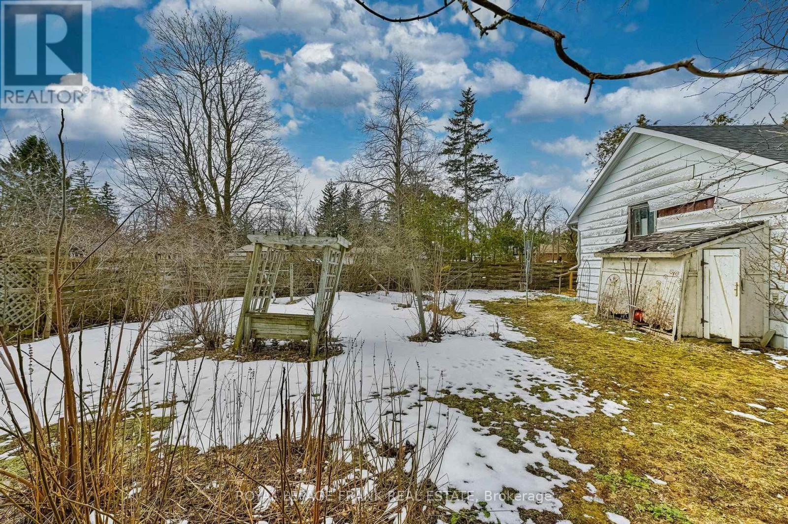 












865 PARKHILL ROAD W

,
Peterborough (Monaghan Ward 2),




Ontario
K9J6P2

