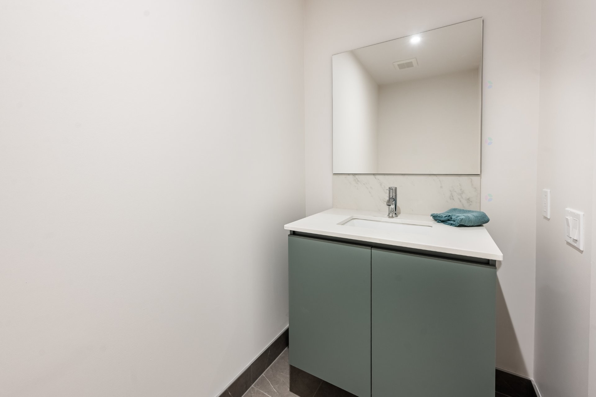 









2530


Ch. du Canal

, 204,
Chambly,




QC
J3L5G6

