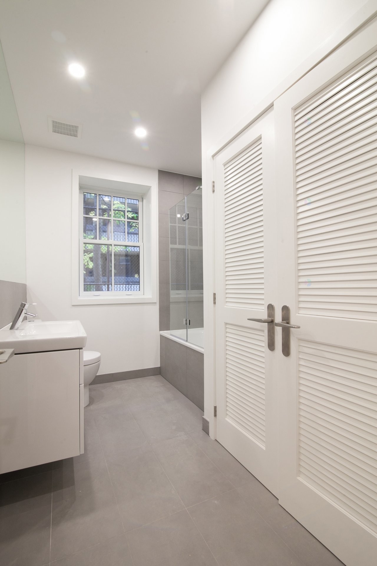 









266


Av. Lansdowne

, 4,
Westmount,




QC
H3Z1M1

