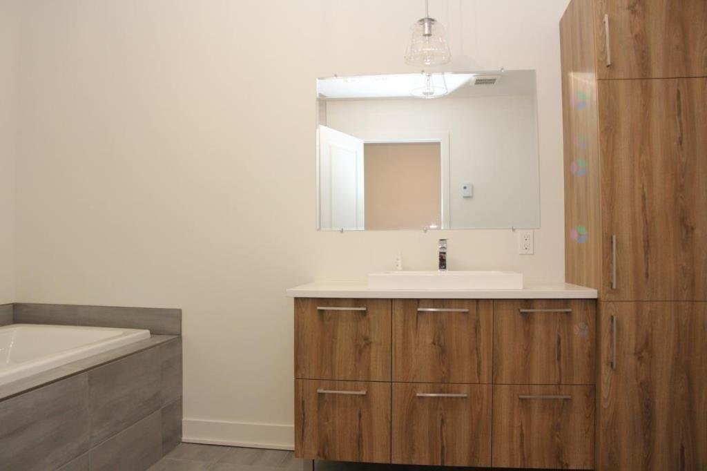 









3888


Rue Bernard-Hubert

,
Longueuil (Saint-Hubert),




QC
J3Y0R3

