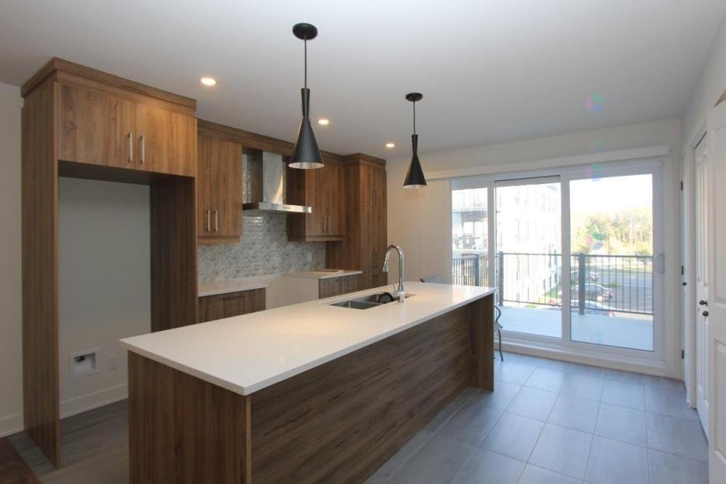 









3888


Rue Bernard-Hubert

,
Longueuil (Saint-Hubert),




QC
J3Y0R3

