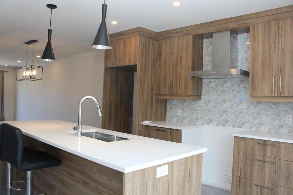 









3888


Rue Bernard-Hubert

,
Longueuil (Saint-Hubert),




QC
J3Y0R3

