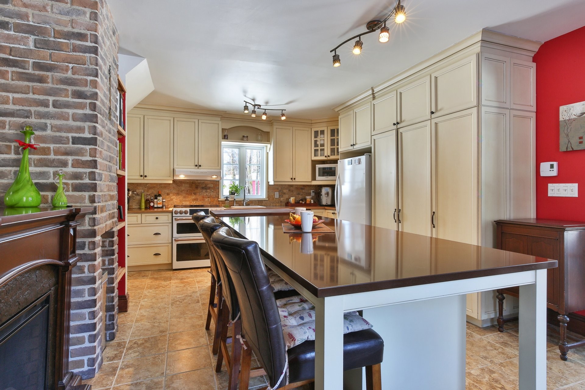 









203


Route 221 S.

,
Lacolle,




QC
J0J1J0

