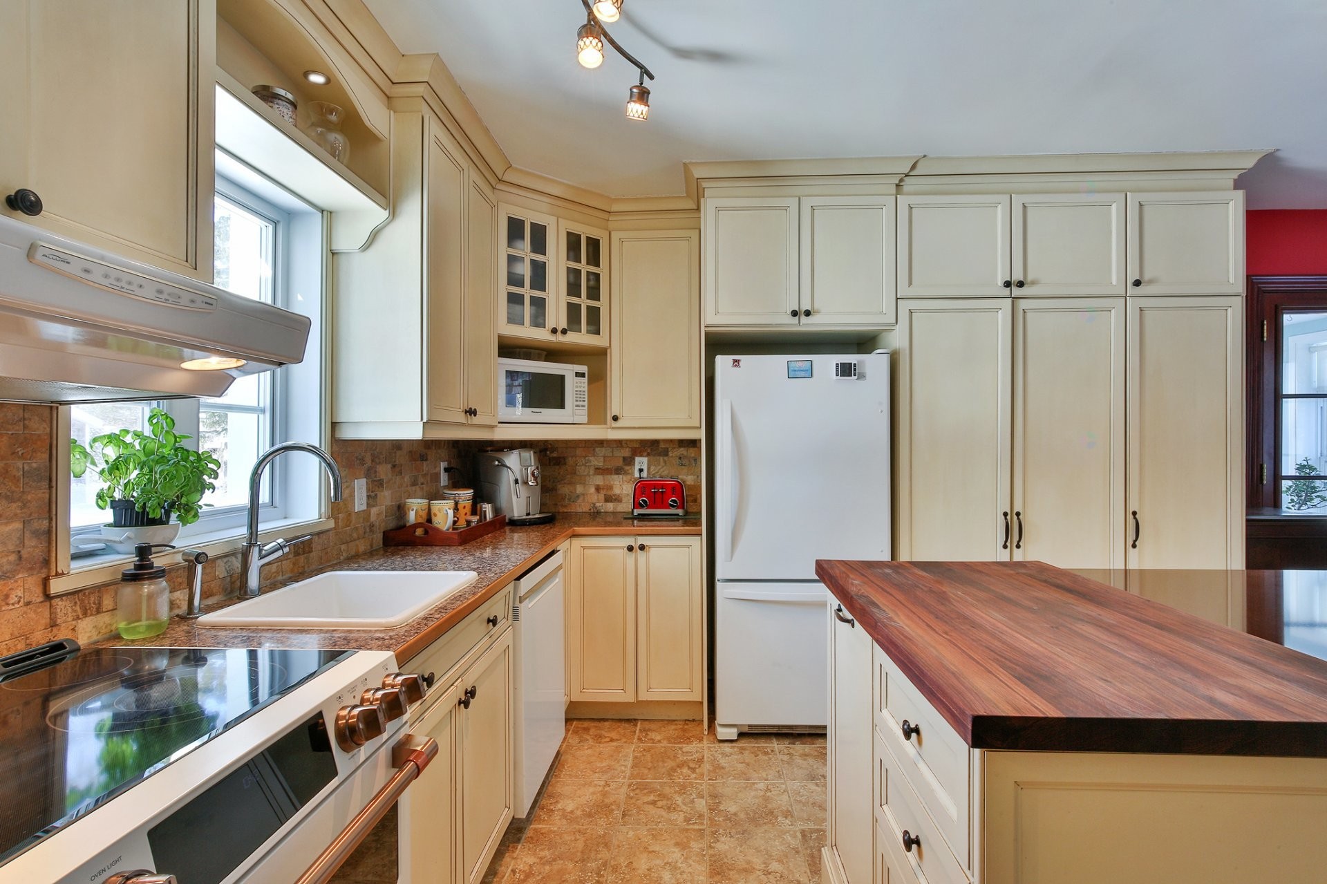 









203


Route 221 S.

,
Lacolle,




QC
J0J1J0

