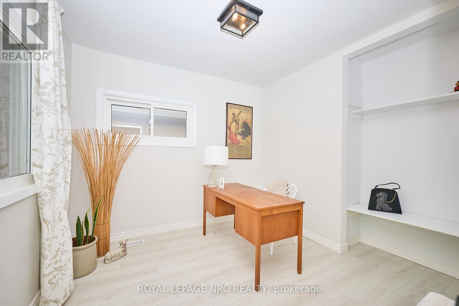 












10 FAIRBURN AVENUE

,
St. Catharines (Burleigh Hill),




Ontario
L2T1B2

