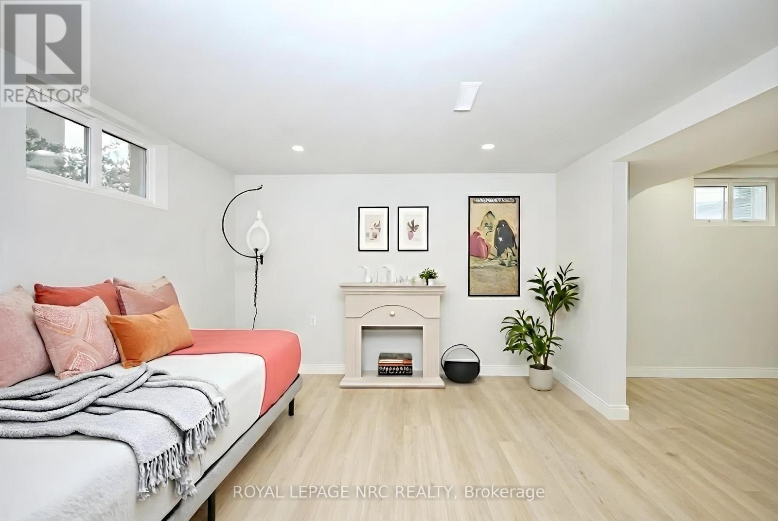 












10 FAIRBURN AVENUE

,
St. Catharines (Burleigh Hill),




Ontario
L2T1B2

