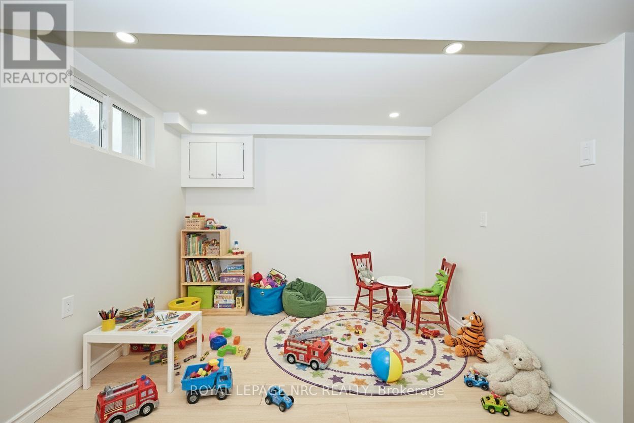 












10 FAIRBURN AVENUE

,
St. Catharines (Burleigh Hill),




Ontario
L2T1B2

