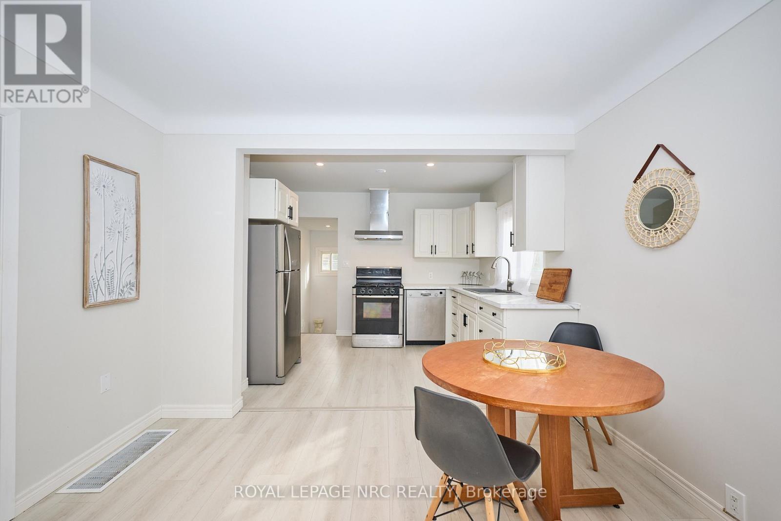 












10 FAIRBURN AVENUE

,
St. Catharines (Burleigh Hill),




Ontario
L2T1B2

