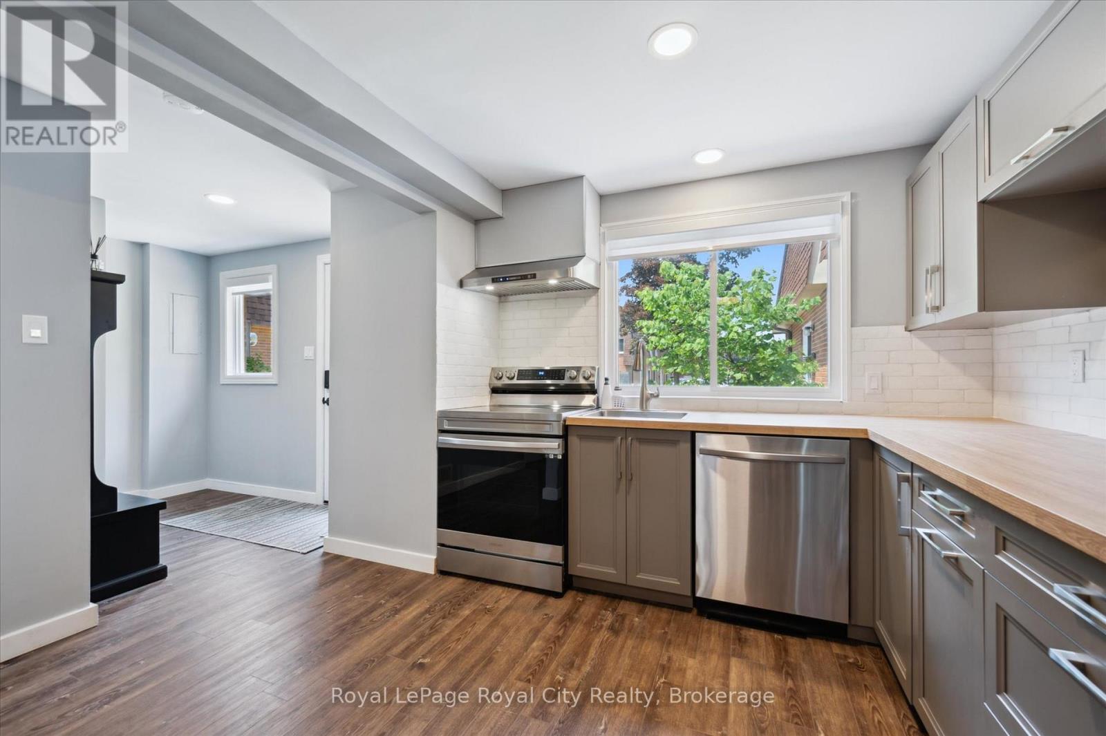 












16 - 120 COUNTRY CLUB DRIVE

,
Guelph (Victoria North),




Ontario
N1E3K7

