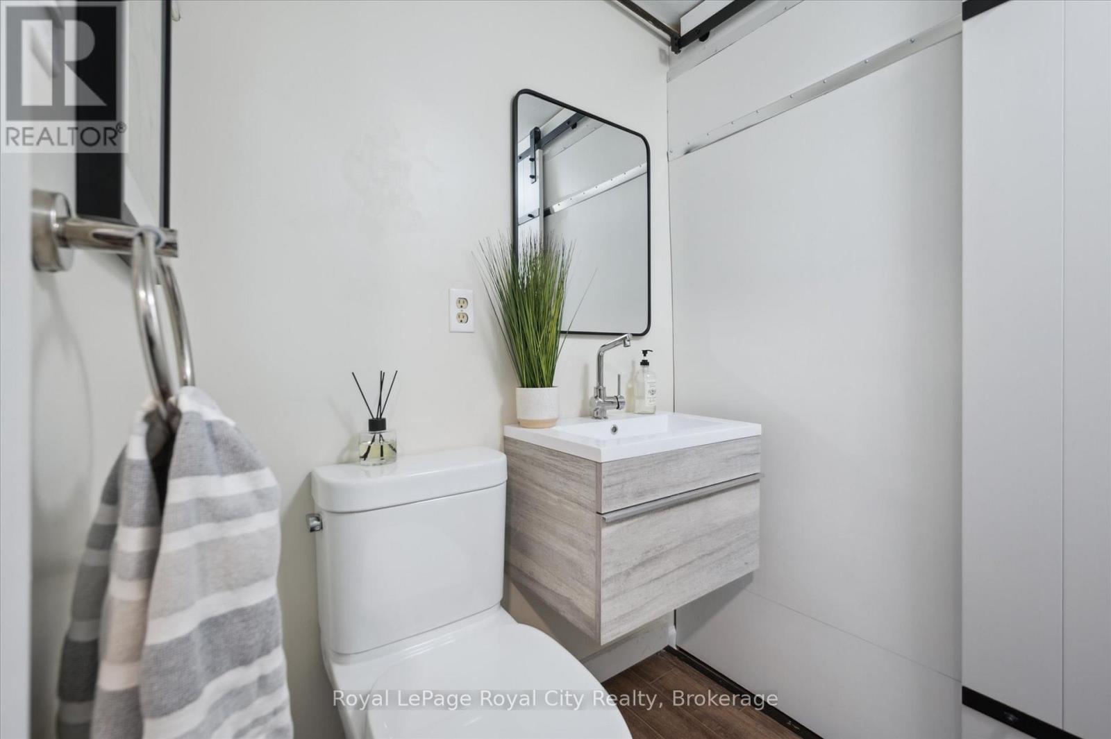 












16 - 120 COUNTRY CLUB DRIVE

,
Guelph (Victoria North),




Ontario
N1E3K7

