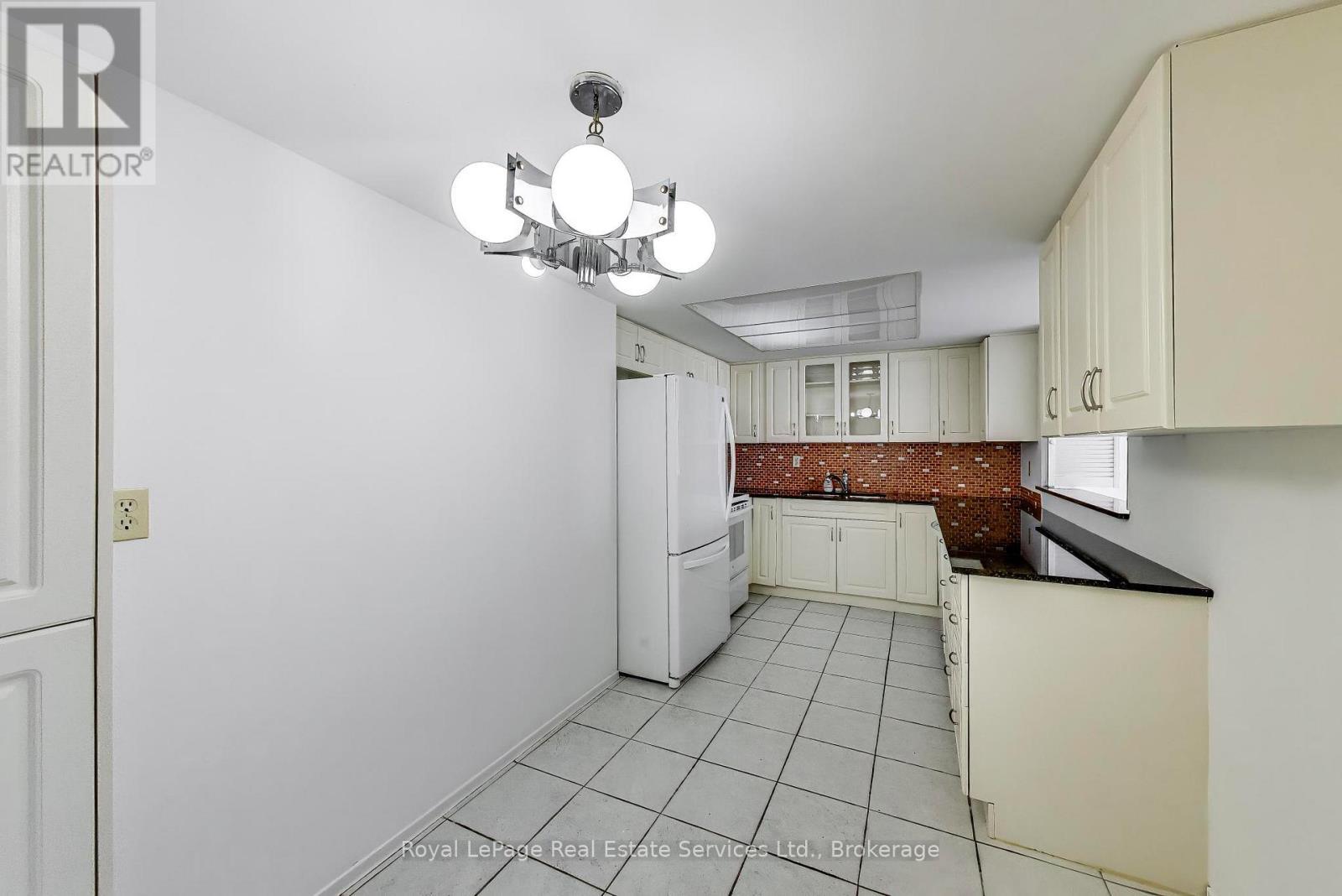 












611 - 5 WELDRICK ROAD W

,
Richmond Hill (North Richvale),




Ontario
L4C8S9

