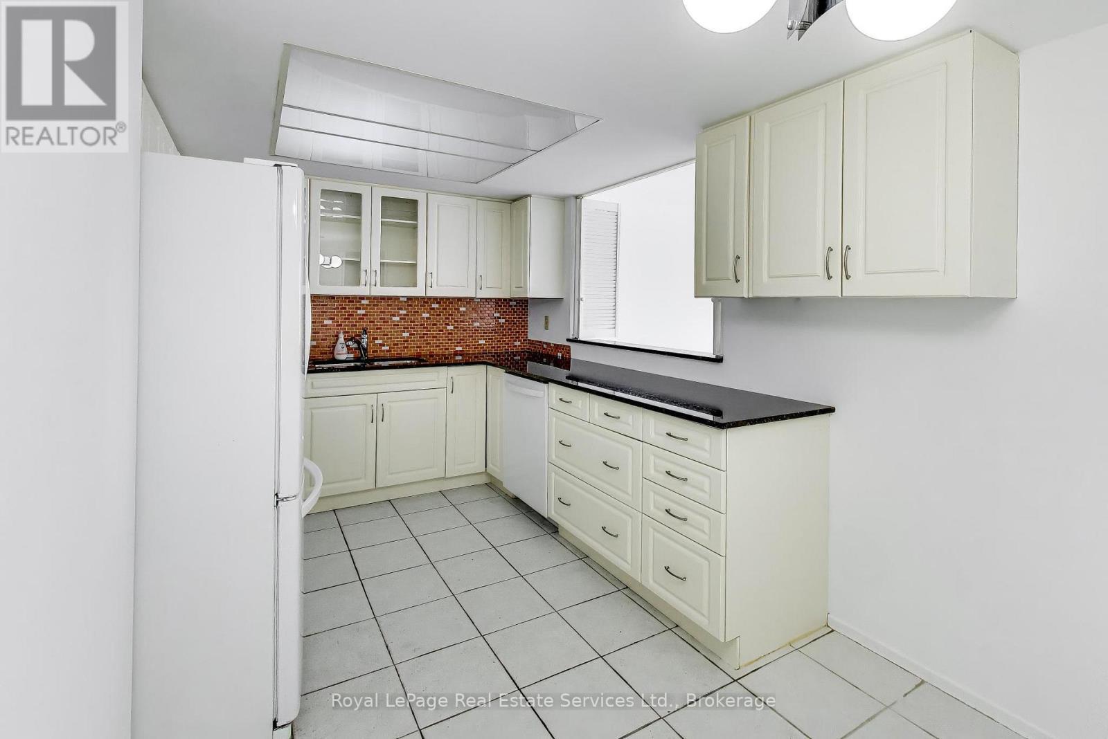 












611 - 5 WELDRICK ROAD W

,
Richmond Hill (North Richvale),




Ontario
L4C8S9

