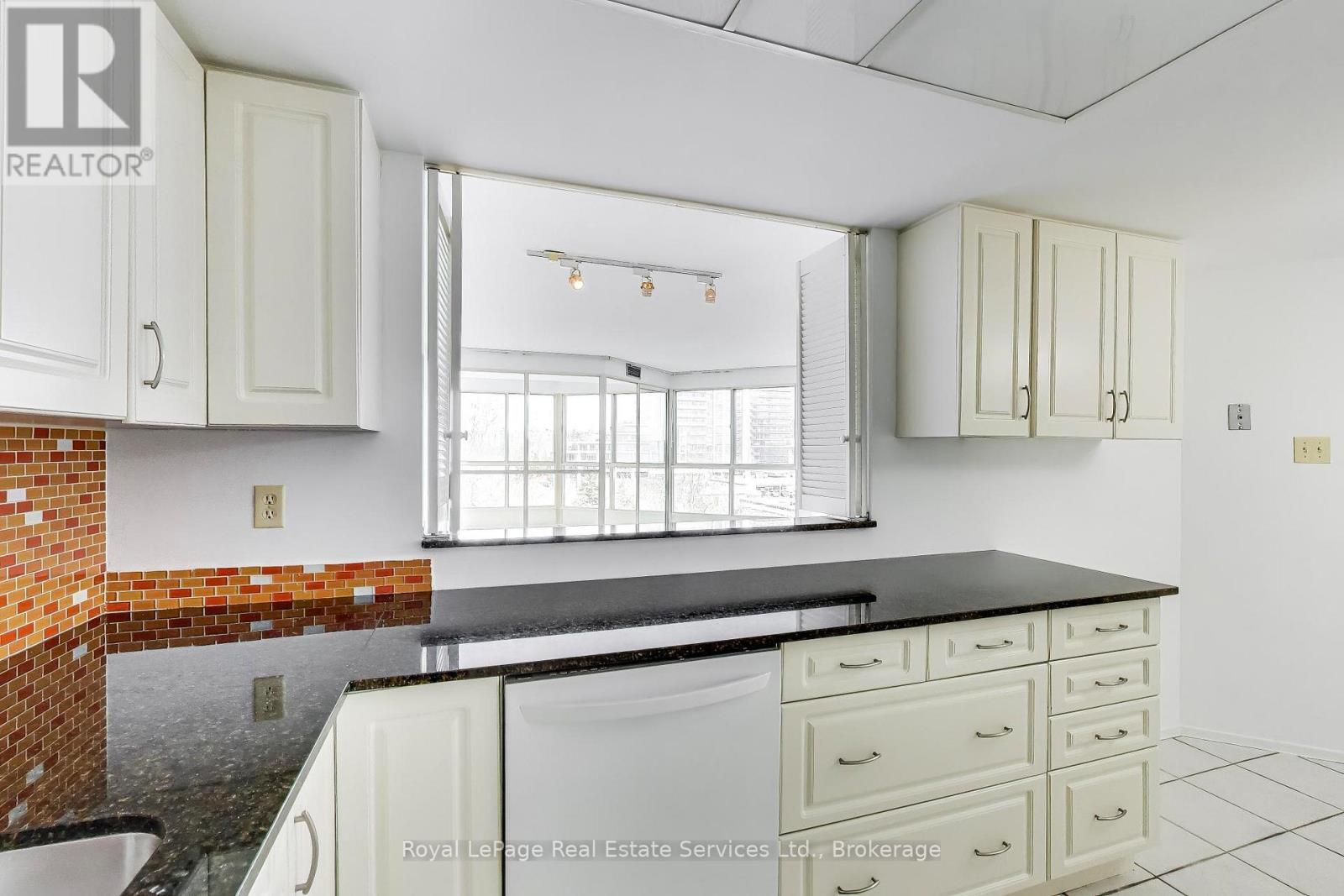 












611 - 5 WELDRICK ROAD W

,
Richmond Hill (North Richvale),




Ontario
L4C8S9

