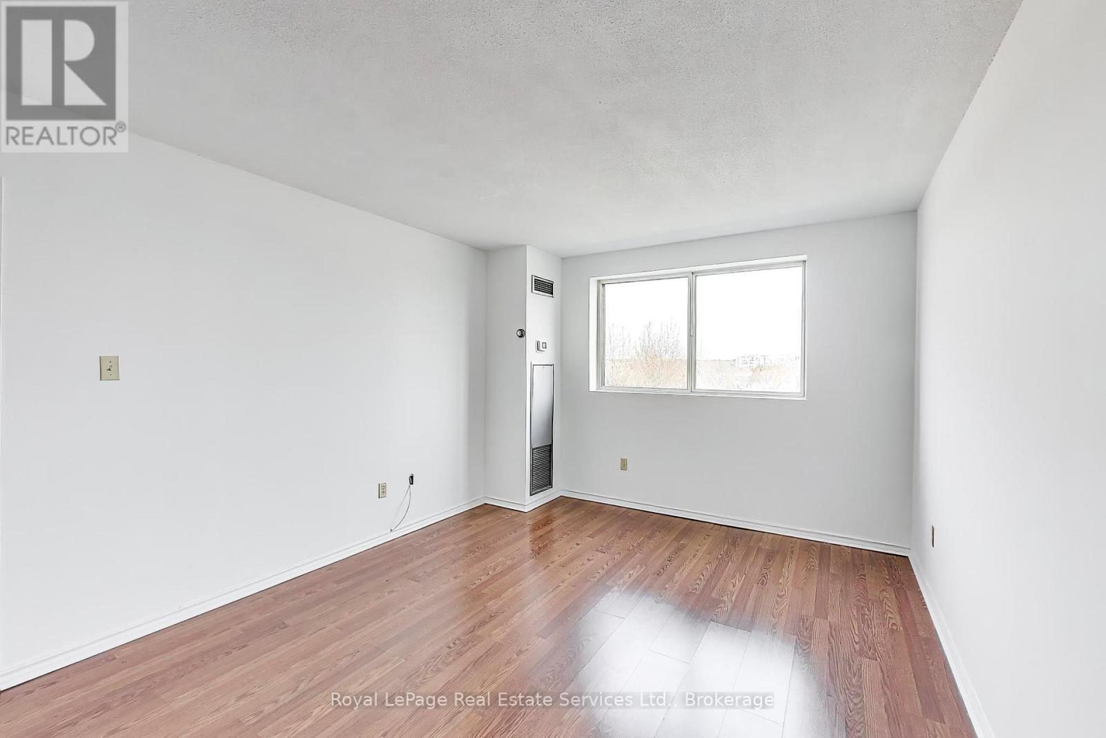 












611 - 5 WELDRICK ROAD W

,
Richmond Hill (North Richvale),




Ontario
L4C8S9

