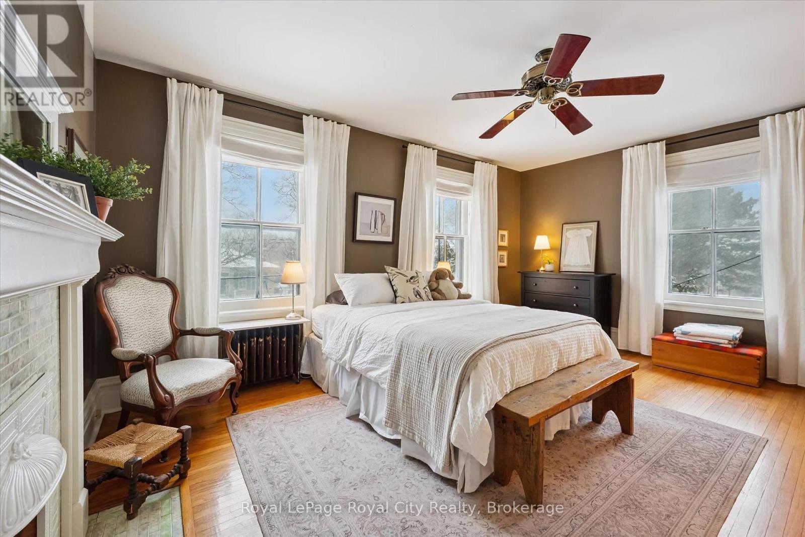 












16 OXFORD STREET

,
Guelph (Downtown),




Ontario
N1H2M3

