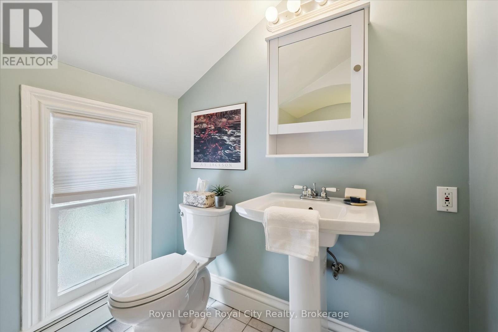 












16 OXFORD STREET

,
Guelph (Downtown),




Ontario
N1H2M3

