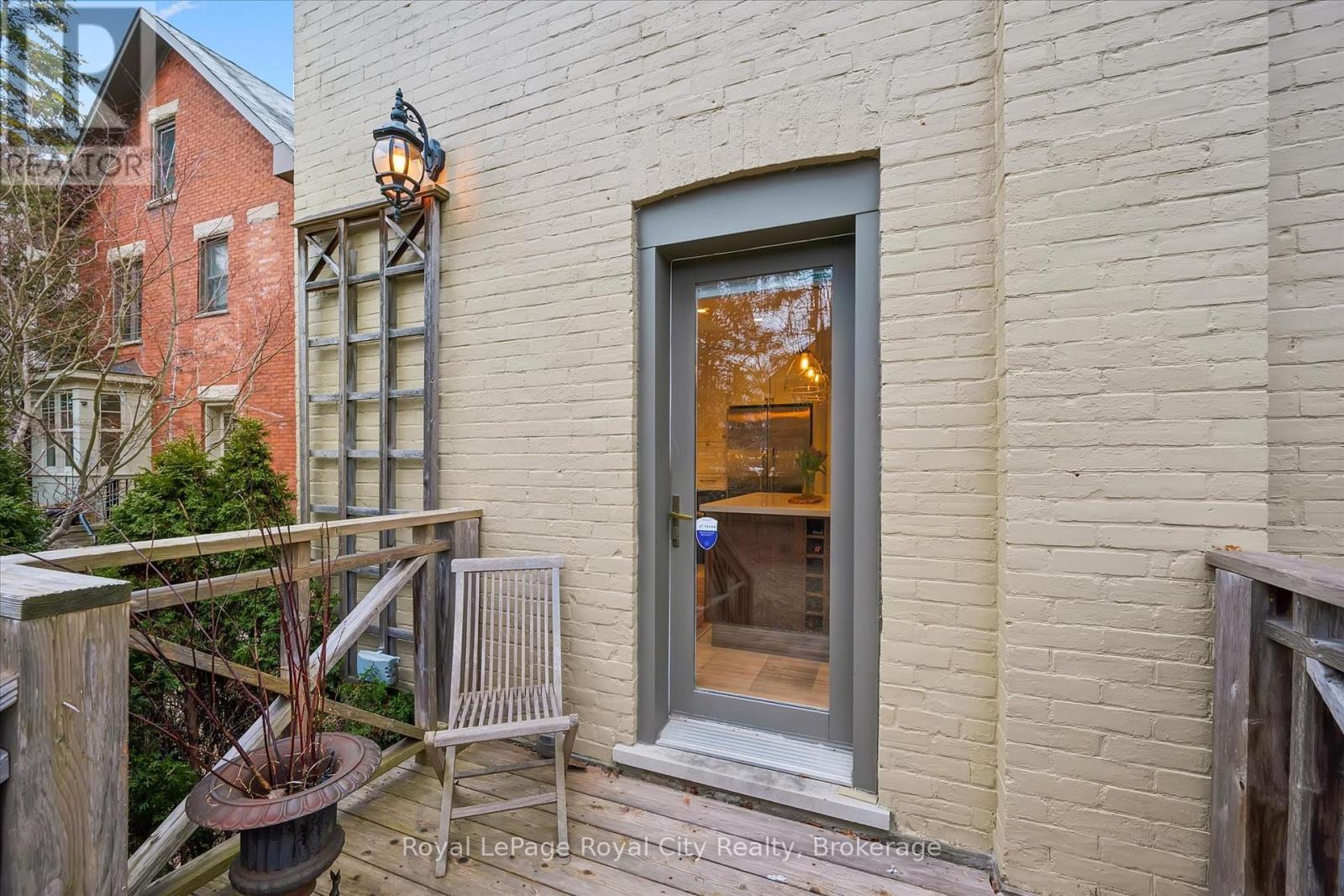 












16 OXFORD STREET

,
Guelph (Downtown),




Ontario
N1H2M3

