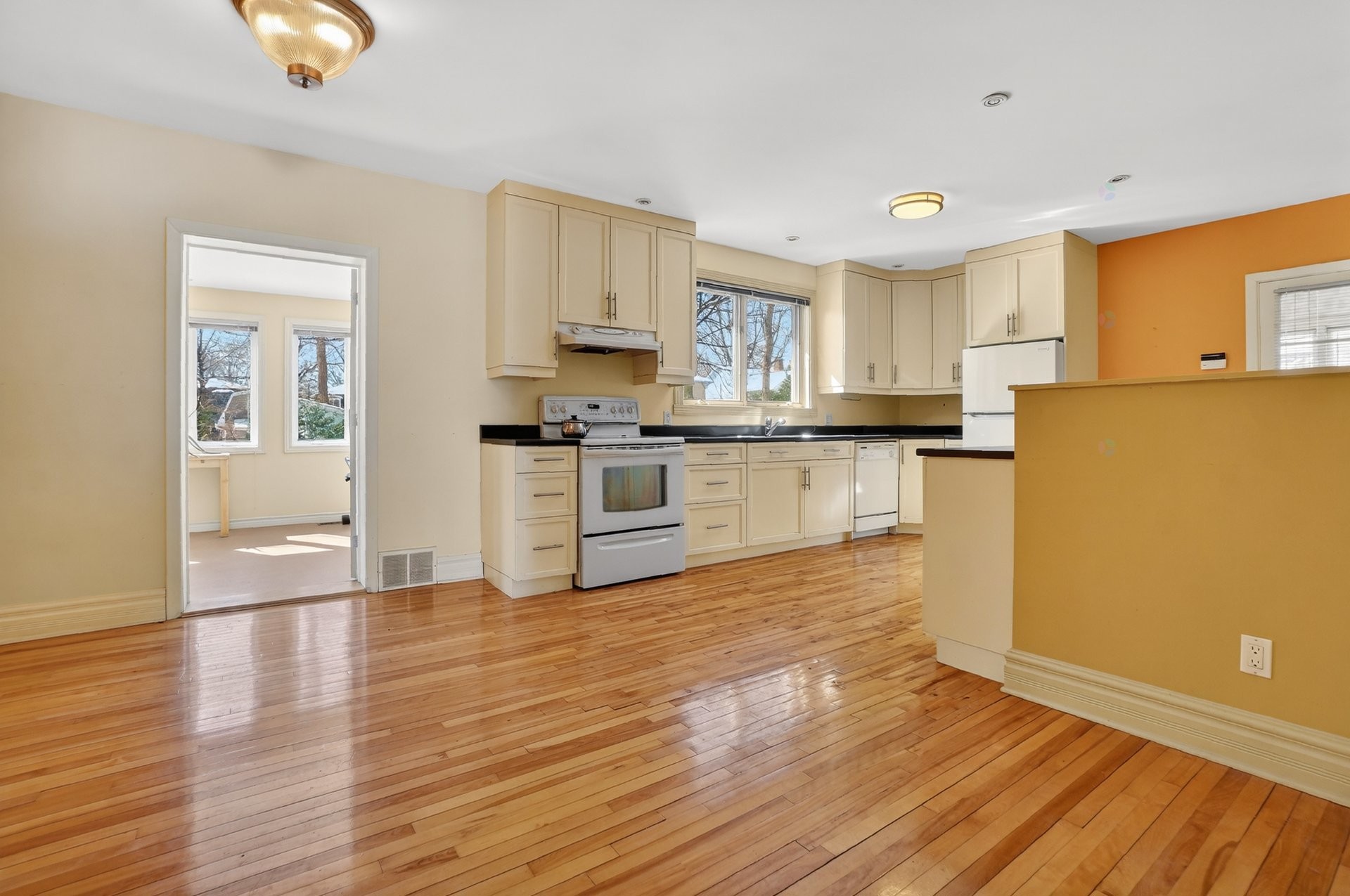 









71


Av. Edison

,
Saint-Lambert,




QC
J4R2P3

