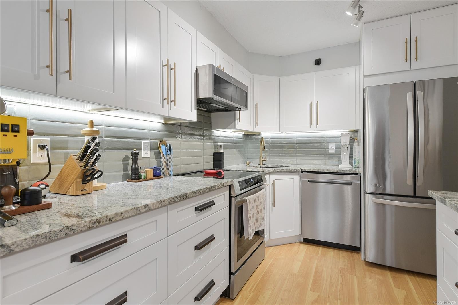 









383


Wale

Rd, 102,
Colwood,




BC
V9B 2P9

