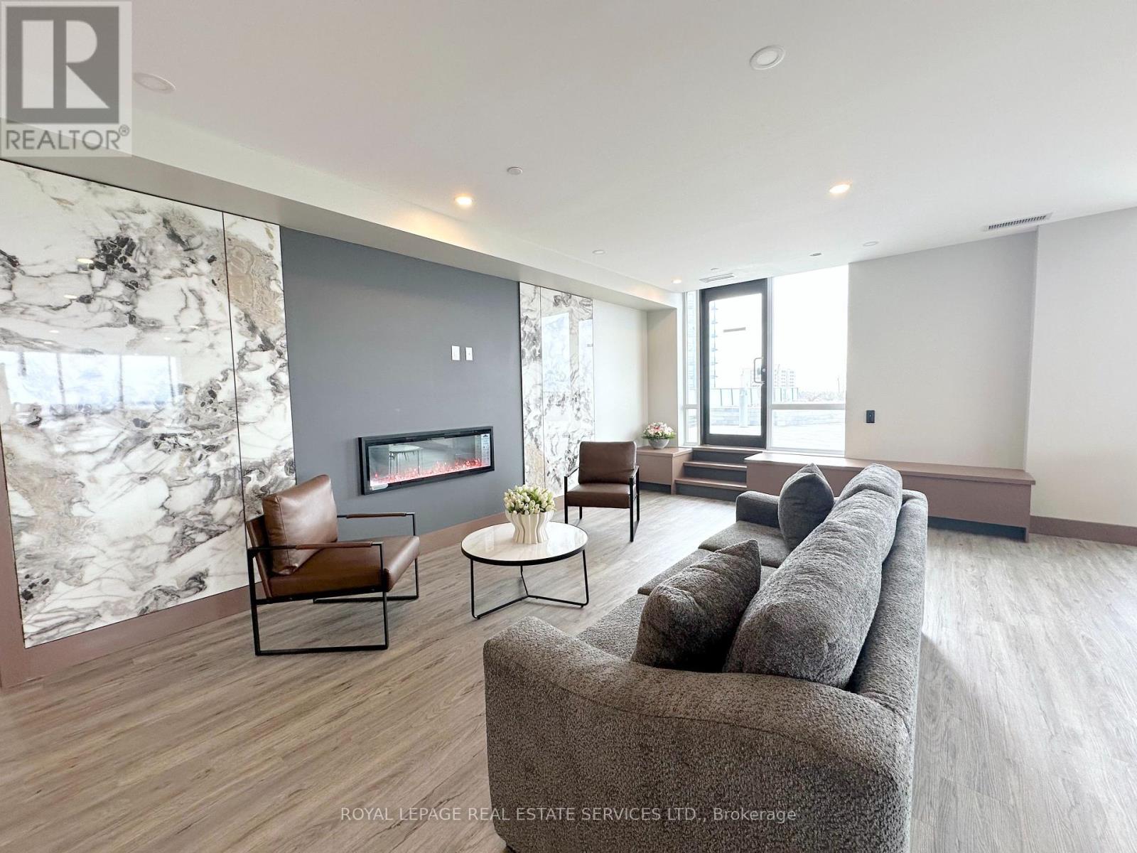 












323 - 25 KITNEY DRIVE

,
Ajax,




Ontario
L1S4S4

