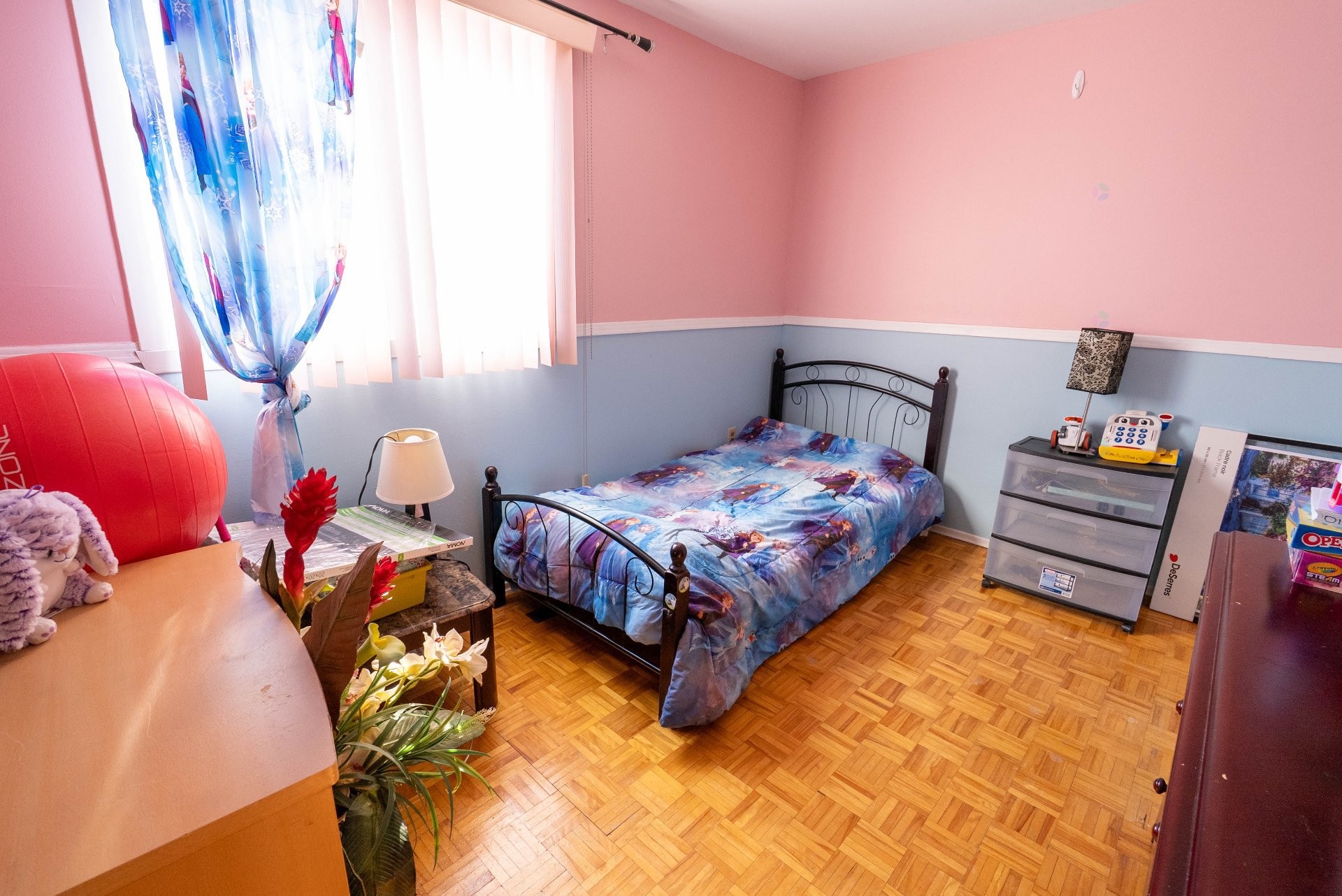 









3876


Rue Nicole

,
Laval (Fabreville),




QC
H7P1L1

