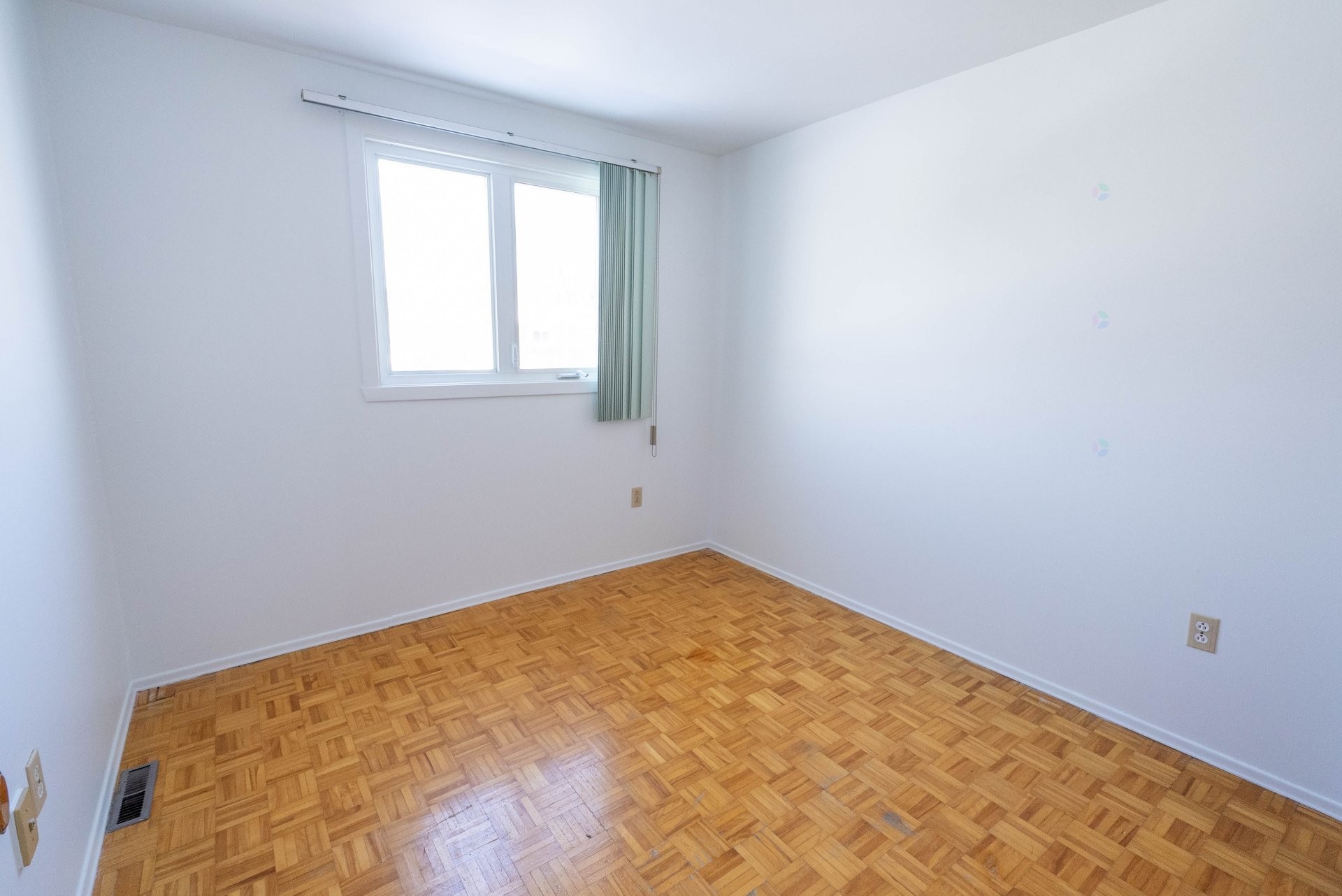 









3876


Rue Nicole

,
Laval (Fabreville),




QC
H7P1L1

