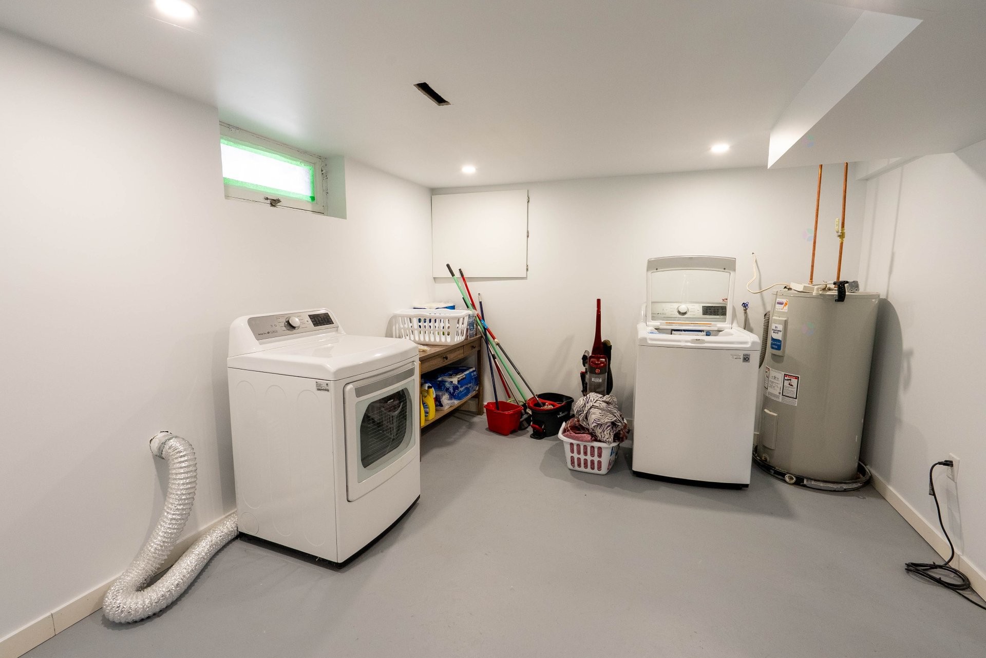 









3876


Rue Nicole

,
Laval (Fabreville),




QC
H7P1L1

