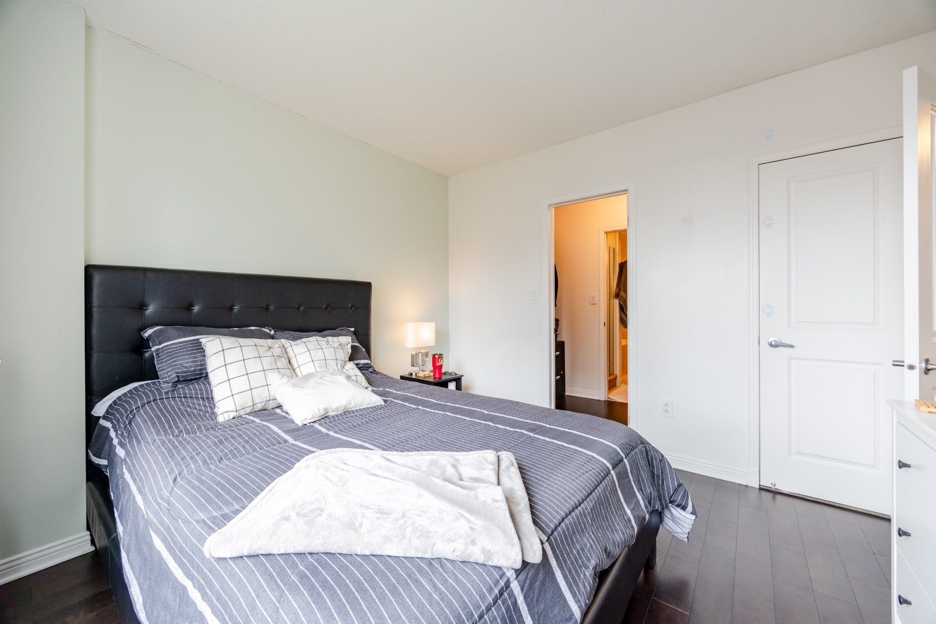 









651


Rue de la Montagne

, 807,
Montréal (Ville-Marie),




QC
H3C0G2

