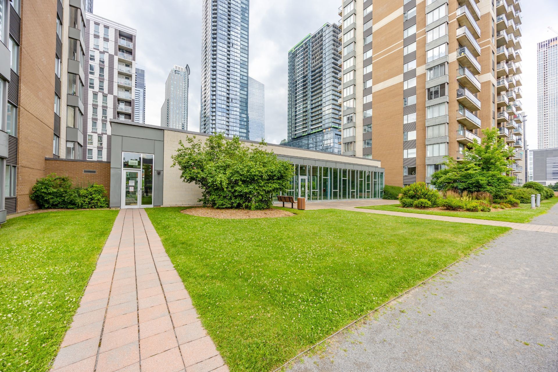 









651


Rue de la Montagne

, 807,
Montréal (Ville-Marie),




QC
H3C0G2

