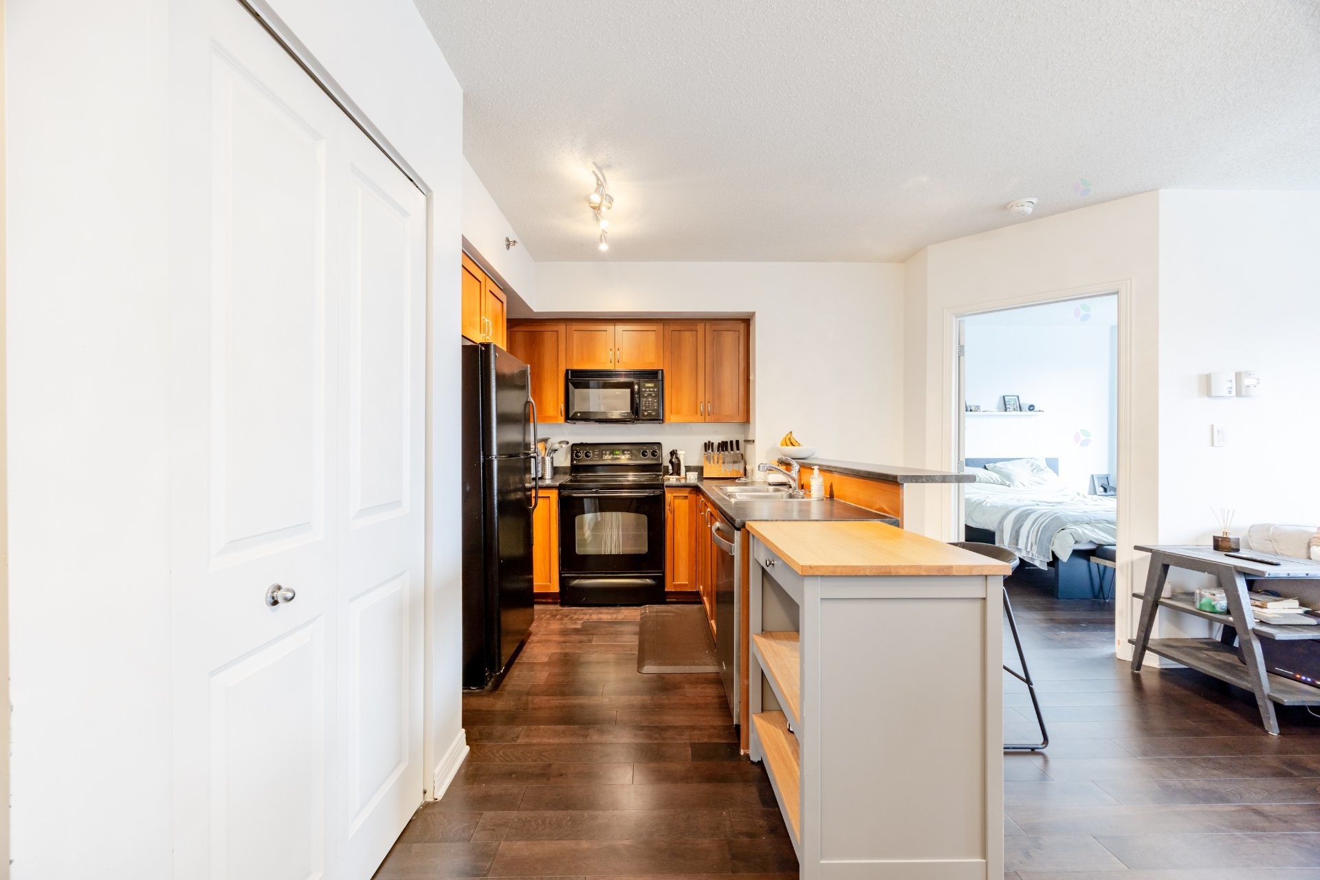 









651


Rue de la Montagne

, 807,
Montréal (Ville-Marie),




QC
H3C0G2

