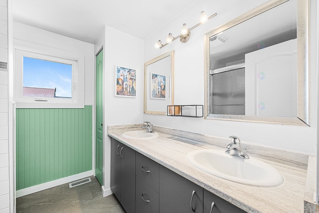 









56


Ch. Vanier

,
Gatineau (Aylmer),




QC
J9H1X6

