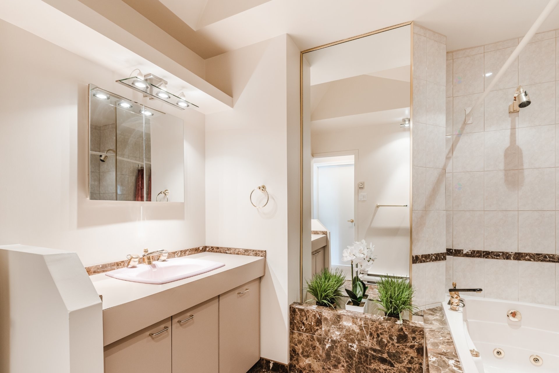 









1950


Rue Colbert

,
Saint-Bruno-de-Montarville,




QC
J3V4X9

