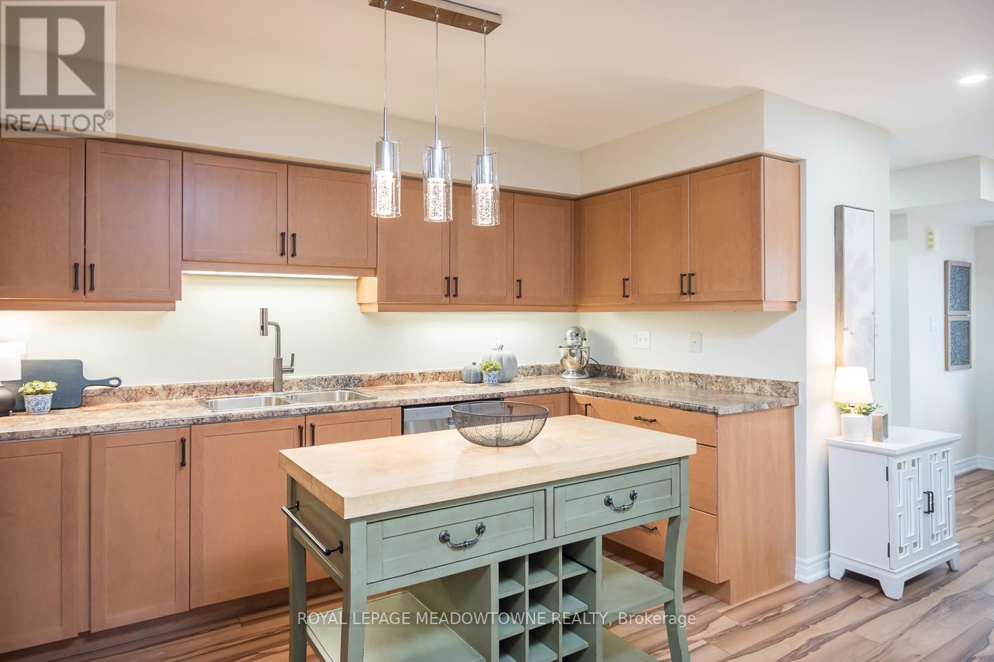 












10 - 51 HAYS BOULEVARD

,
Oakville,




Ontario
L6H0J1

