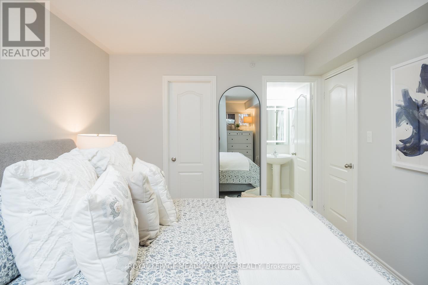 












10 - 51 HAYS BOULEVARD

,
Oakville,




Ontario
L6H0J1

