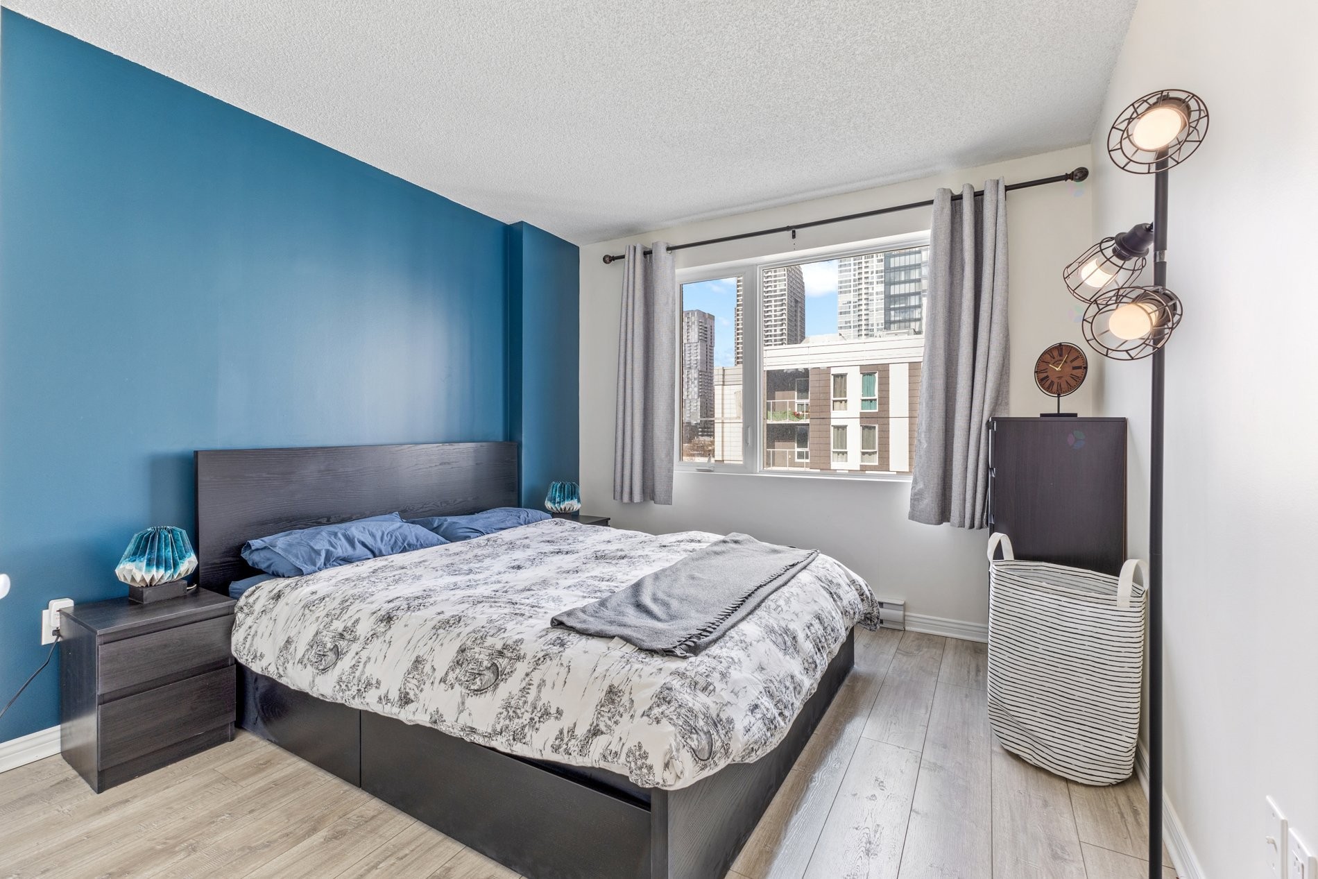 









1280


Rue St-Jacques

, 1406,
Montréal (Ville-Marie),




QC
H3C0G1

