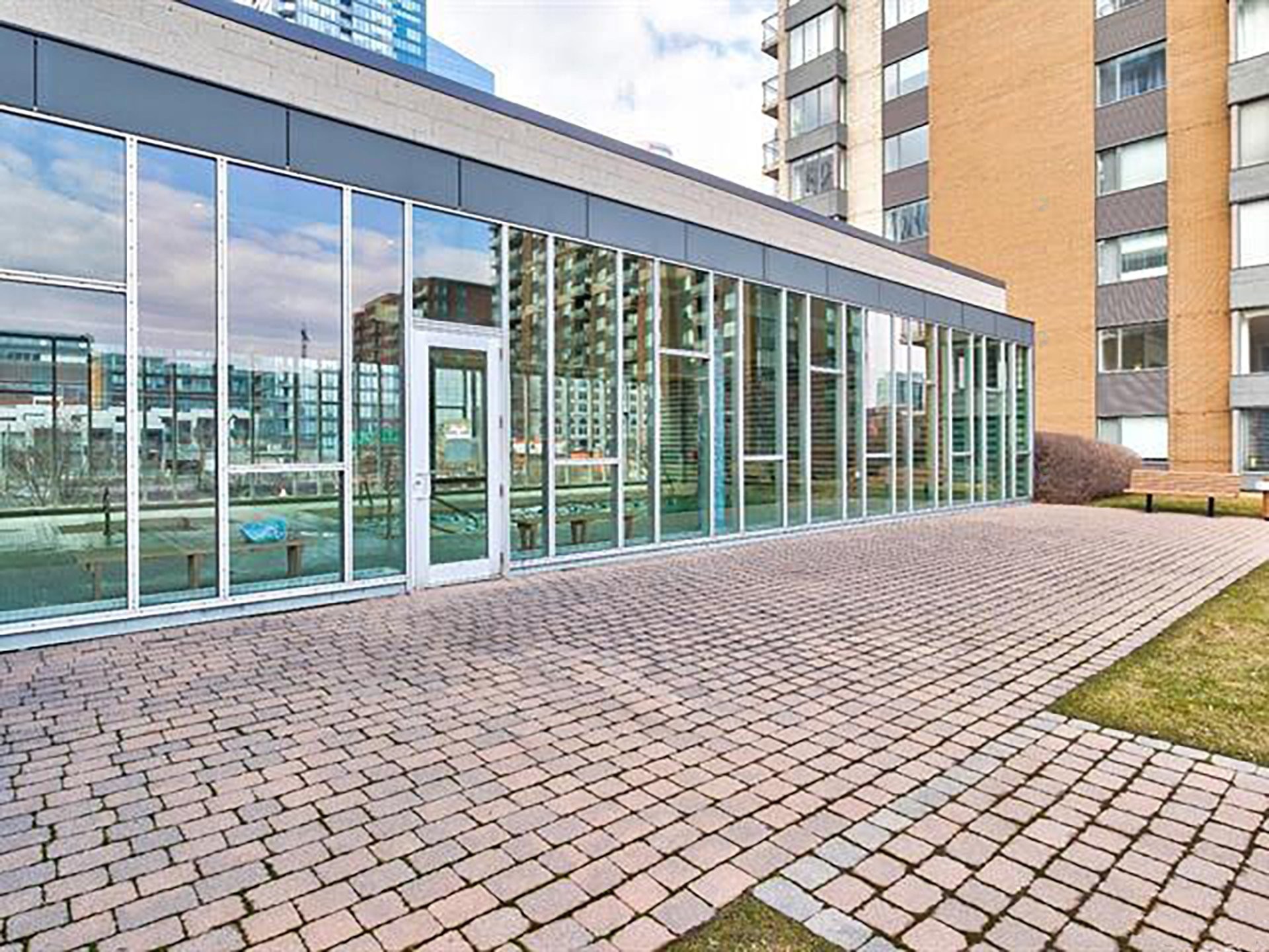 









1280


Rue St-Jacques

, 1406,
Montréal (Ville-Marie),




QC
H3C0G1

