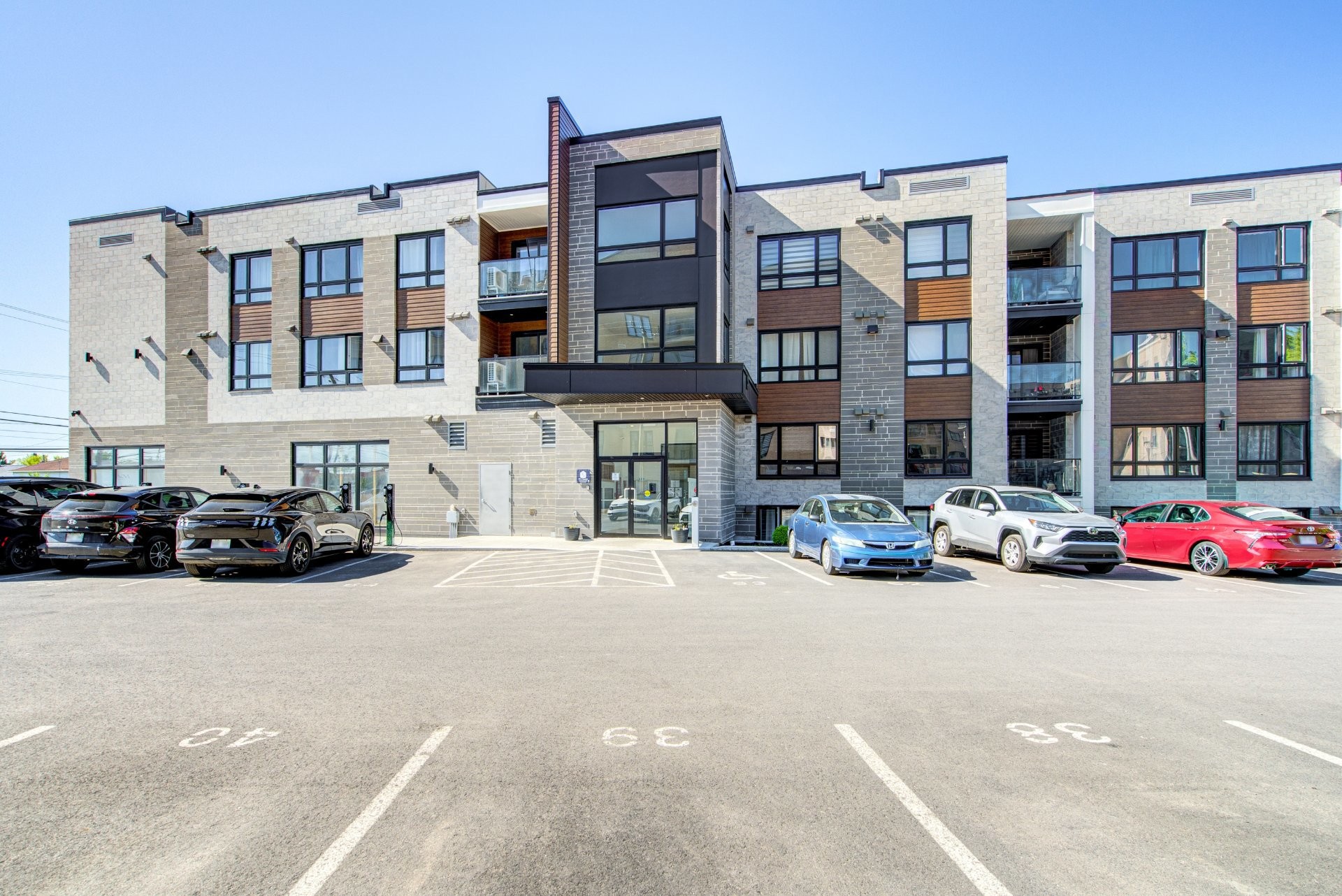 









689


Boul. St-Jean-Baptiste

, 102,
Mercier,




QC
J6R1G3

