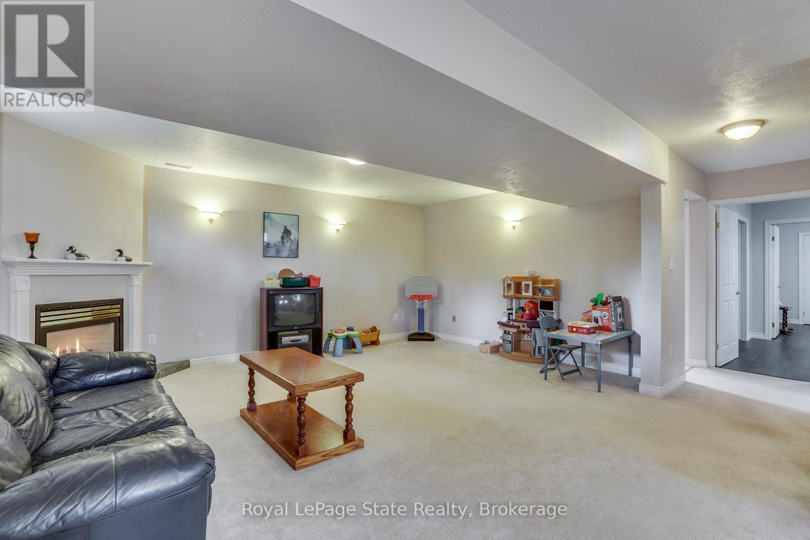 












41 CHURCH STREET W

,
Brant (Oakland),




Ontario
N0E1R0

