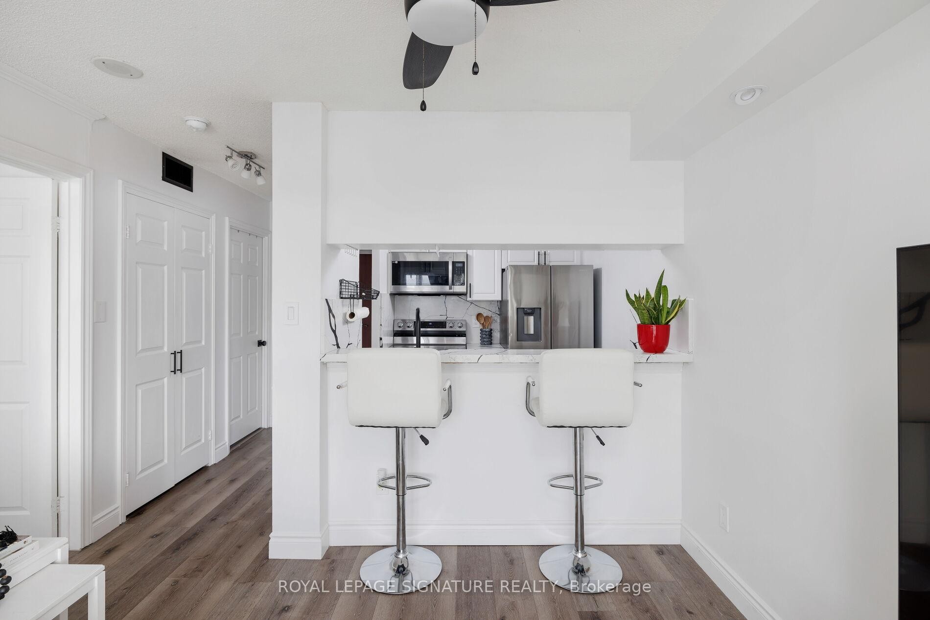 









880


Dundas

Street West, 909,
Mississauga,




ON
L5C 4H3

