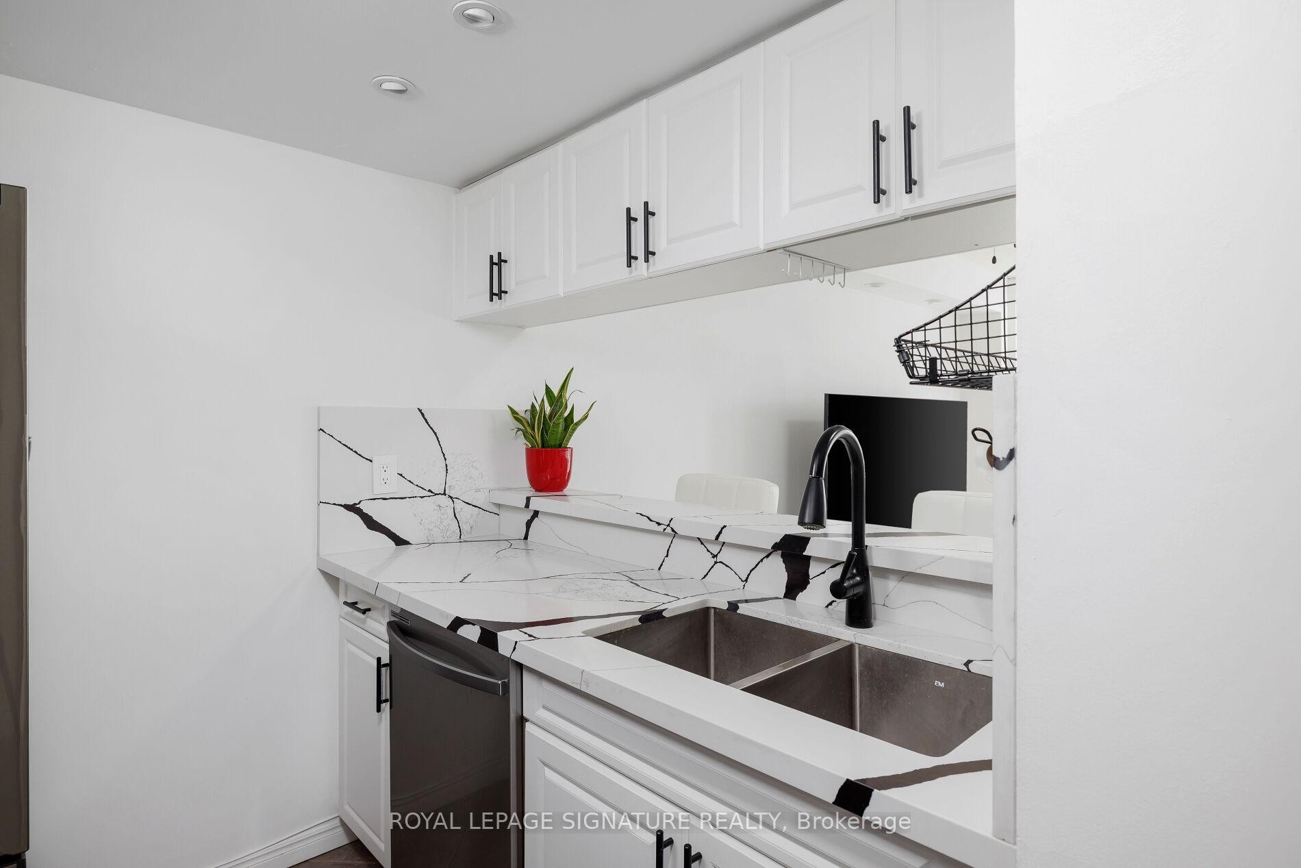 









880


Dundas

Street West, 909,
Mississauga,




ON
L5C 4H3

