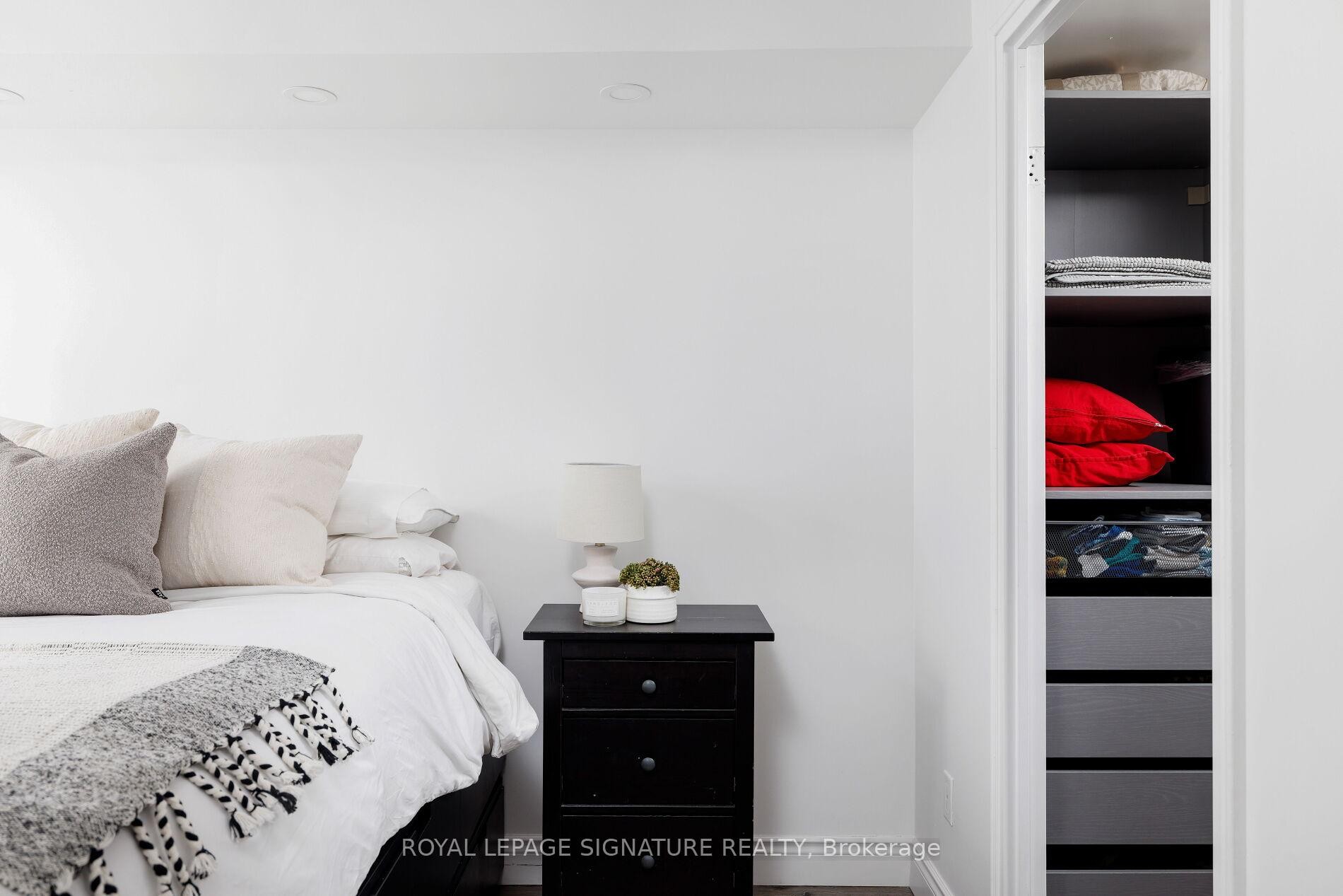 









880


Dundas

Street West, 909,
Mississauga,




ON
L5C 4H3

