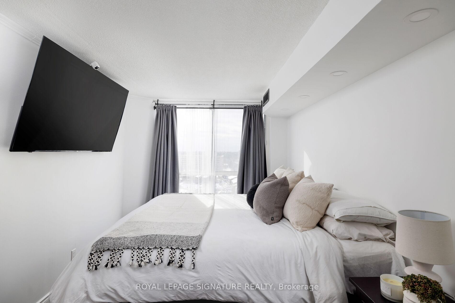 









880


Dundas

Street West, 909,
Mississauga,




ON
L5C 4H3

