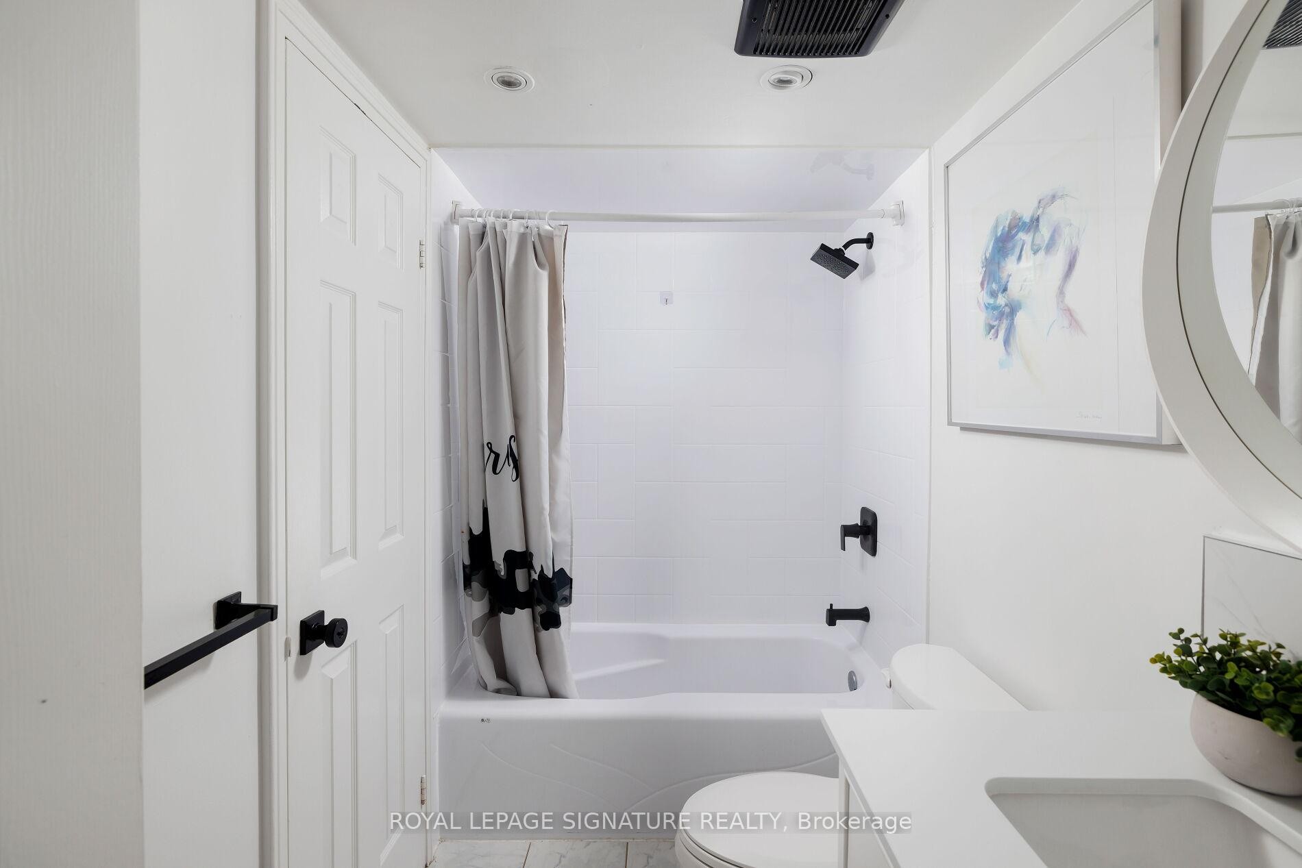 









880


Dundas

Street West, 909,
Mississauga,




ON
L5C 4H3

