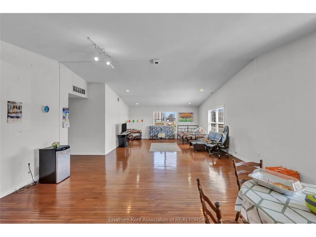 









297


Grand

Avenue,
Chatham,




ON
N7L 1W8

