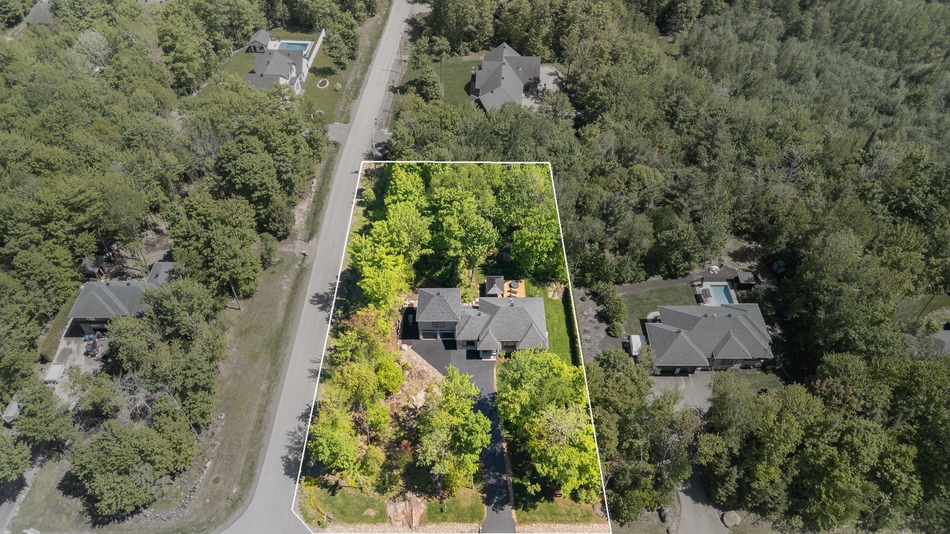 









275


Rue des Grands-Pics

,
Saint-Colomban,




QC
J5K0H7

