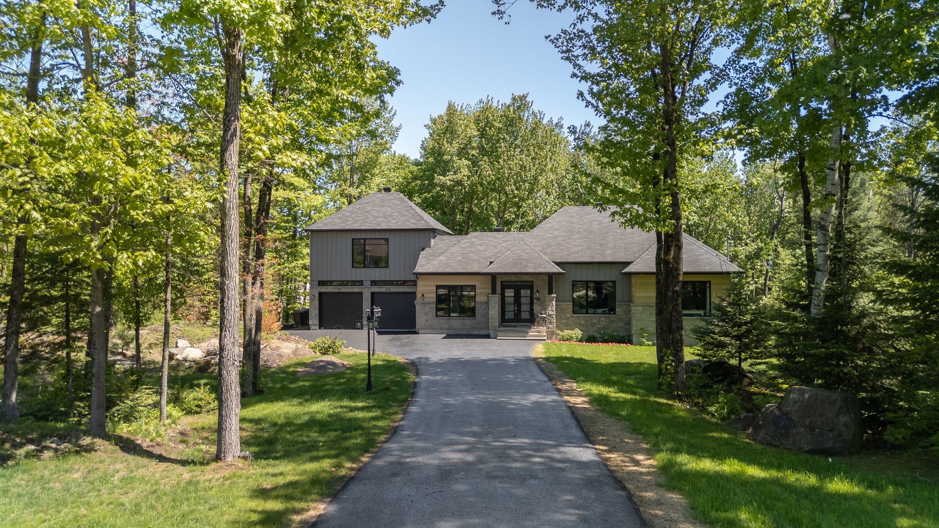 









275


Rue des Grands-Pics

,
Saint-Colomban,




QC
J5K0H7

