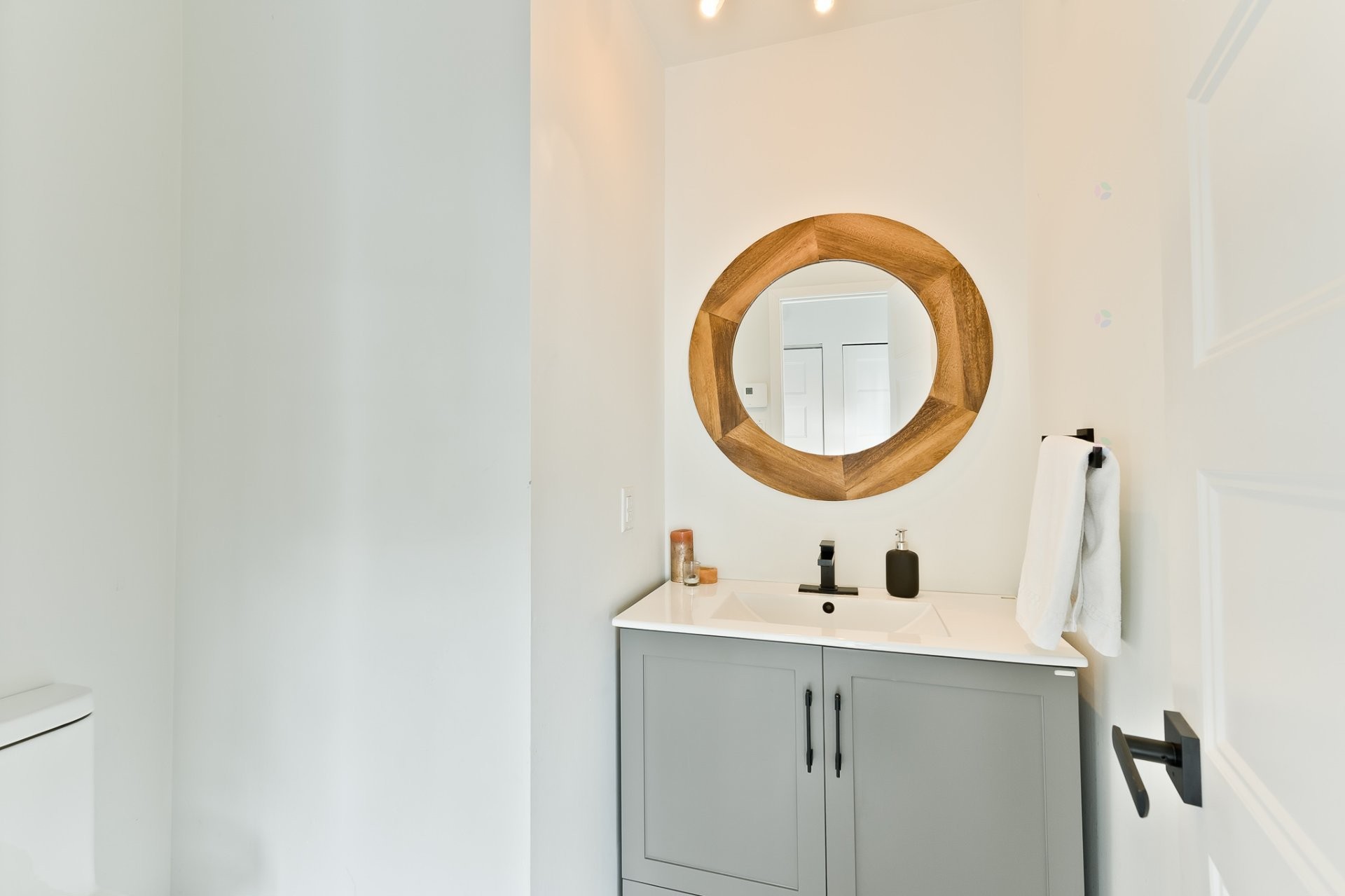 









2210


Place du Village

, 234,
Magog,




QC
J1X5Z2

