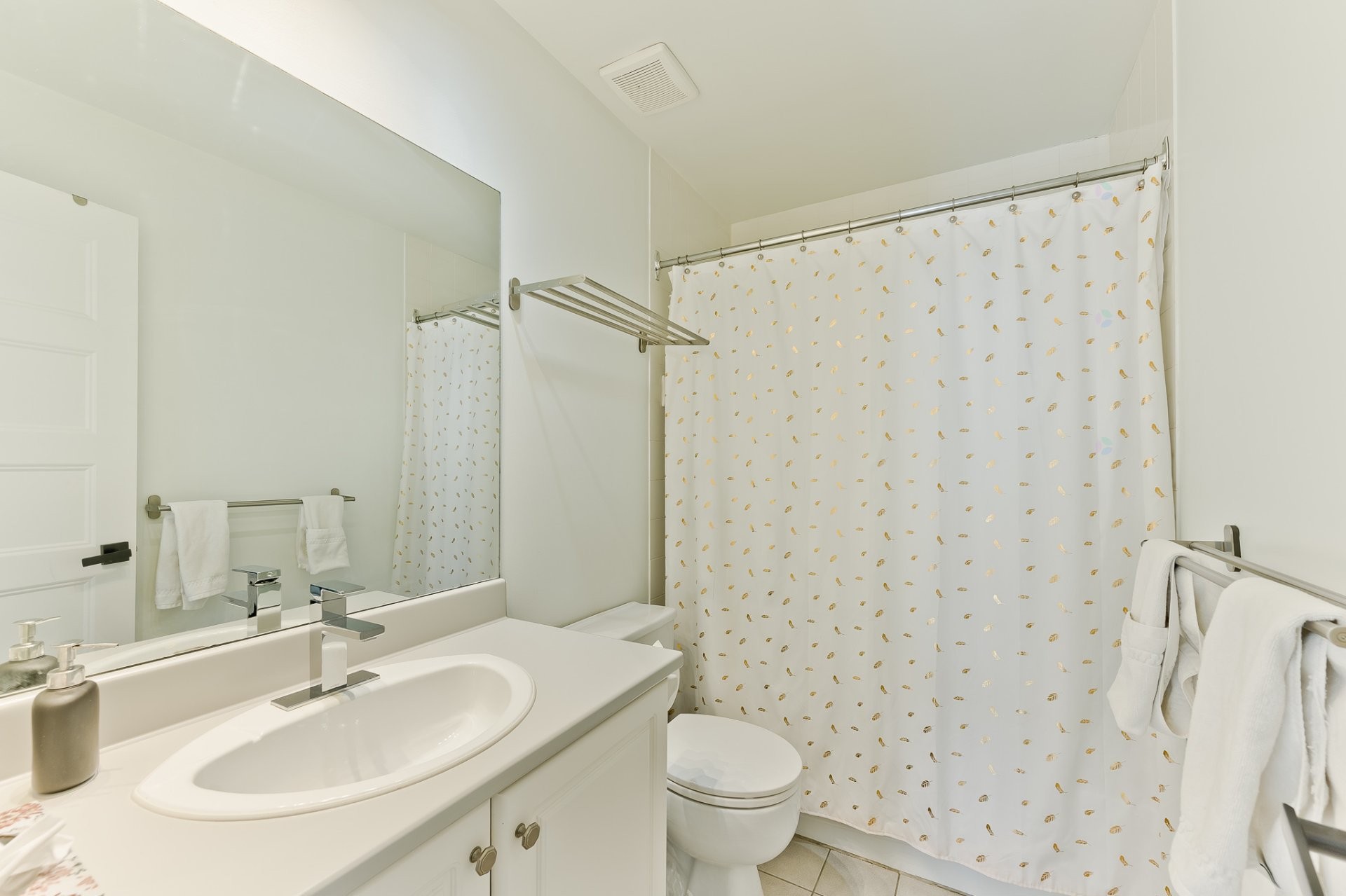 









2210


Place du Village

, 234,
Magog,




QC
J1X5Z2

